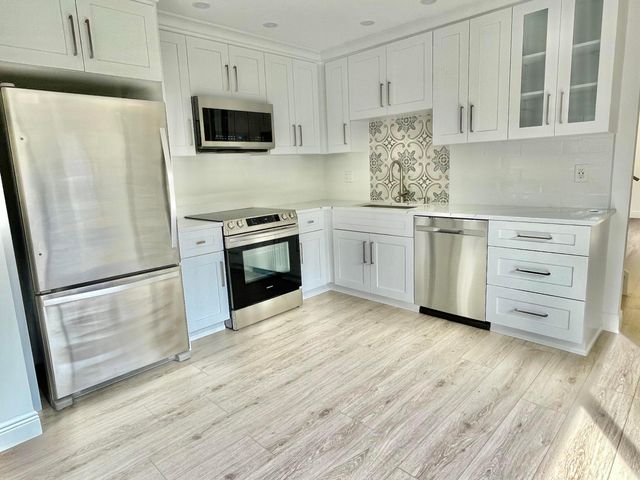 359 Prestwick Circle 2, Palm Beach Gardens, FL 33418