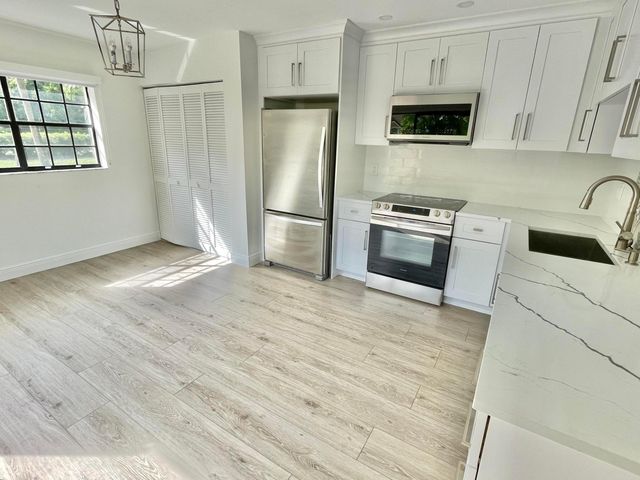 359 Prestwick Circle 2, Palm Beach Gardens, FL 33418