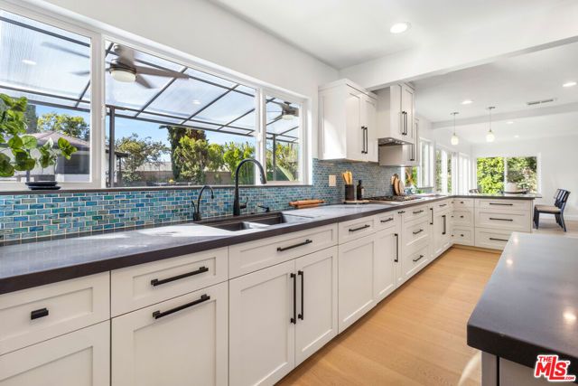 22935 Sylvan Street, Woodland Hills (los Angeles), CA 91367