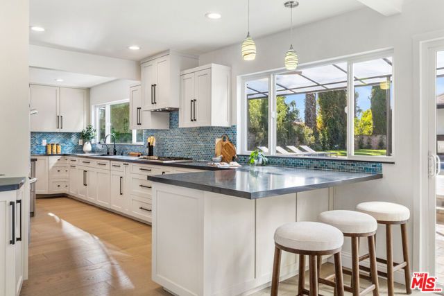 22935 Sylvan Street, Woodland Hills (los Angeles), CA 91367