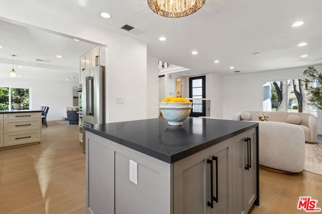 22935 Sylvan Street, Woodland Hills (los Angeles), CA 91367