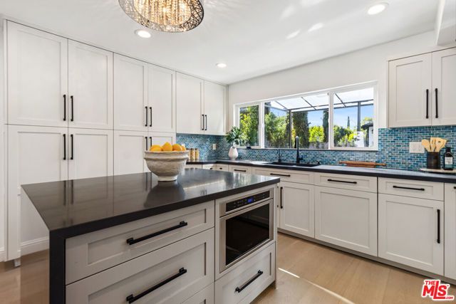 22935 Sylvan Street, Woodland Hills (los Angeles), CA 91367