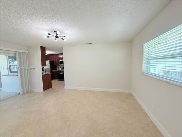 8581 NW 17th St, Plantation, FL 33322