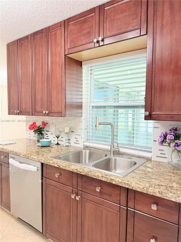 8581 NW 17th St, Plantation, FL 33322