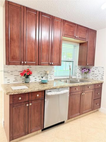 8581 NW 17th St, Plantation, FL 33322