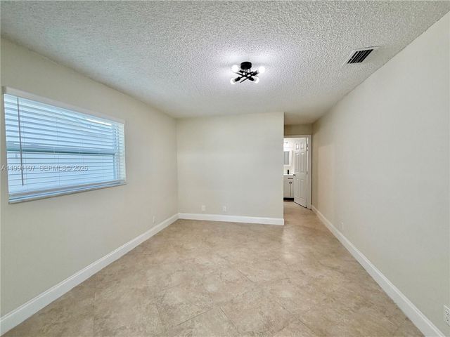 8581 NW 17th St, Plantation, FL 33322