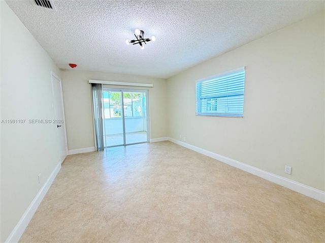 8581 NW 17th St, Plantation, FL 33322