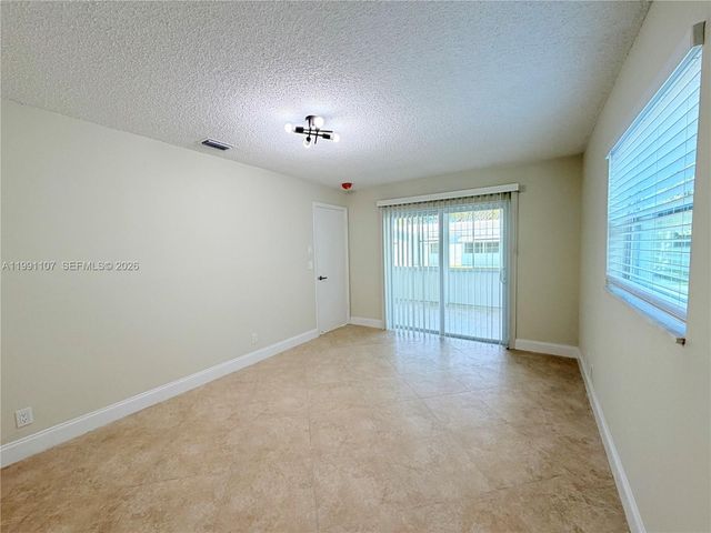 8581 NW 17th St, Plantation, FL 33322