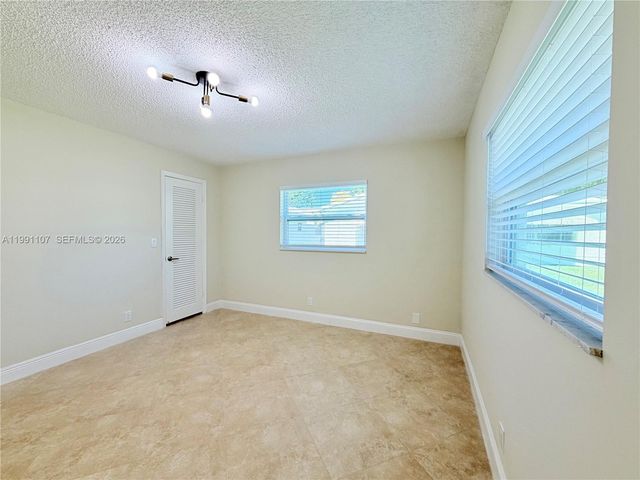 8581 NW 17th St, Plantation, FL 33322