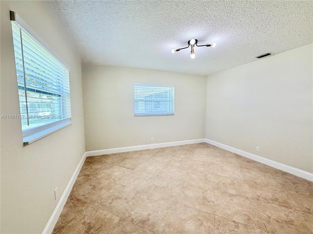 8581 NW 17th St, Plantation, FL 33322