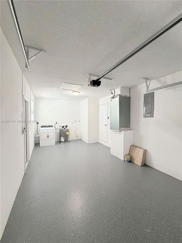 8581 NW 17th St, Plantation, FL 33322