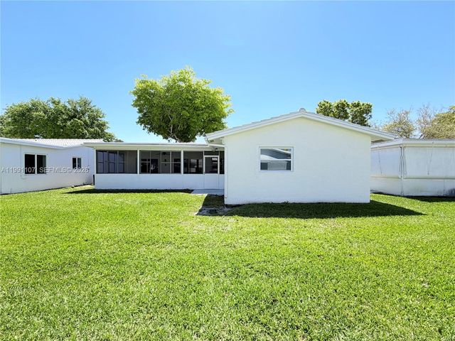 8581 NW 17th St, Plantation, FL 33322