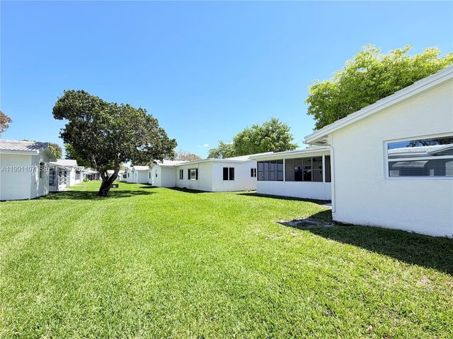 8581 NW 17th St, Plantation, FL 33322