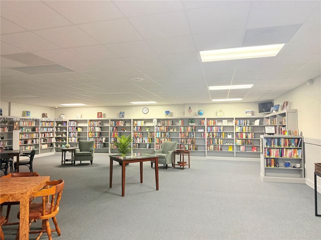 8581 NW 17th St, Plantation, FL 33322