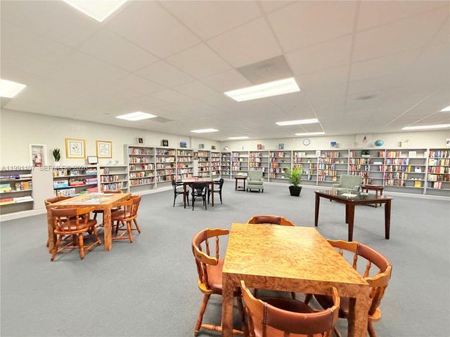 8581 NW 17th St, Plantation, FL 33322