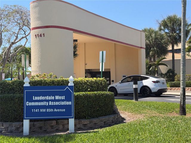 8581 NW 17th St, Plantation, FL 33322