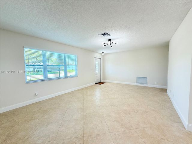8581 NW 17th St, Plantation, FL 33322