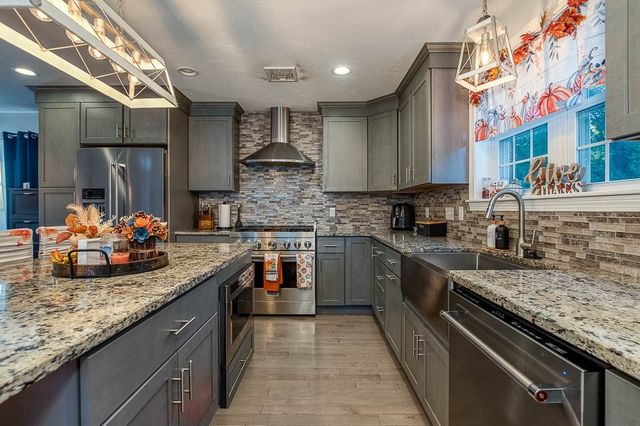 203 Bluejay Ln, Taunton, MA 02718