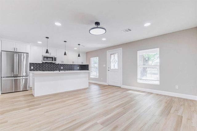 1054 Dewalt Street, Houston, TX 77088