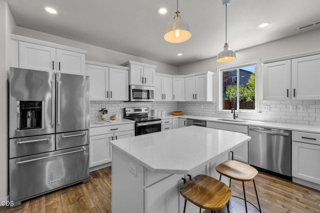 20345 SE Elaine Lane, Bend, OR 97702
