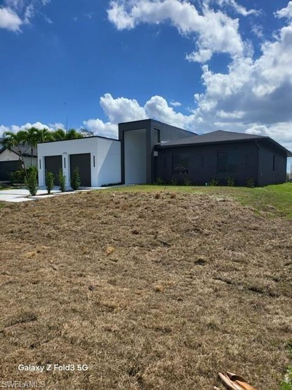 Image 4 of property listing at 2700 Embers TER, Cape Coral, FL 33991