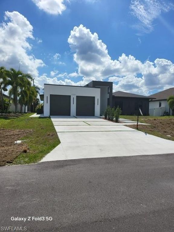 Image 5 of property listing at 2700 Embers TER, Cape Coral, FL 33991