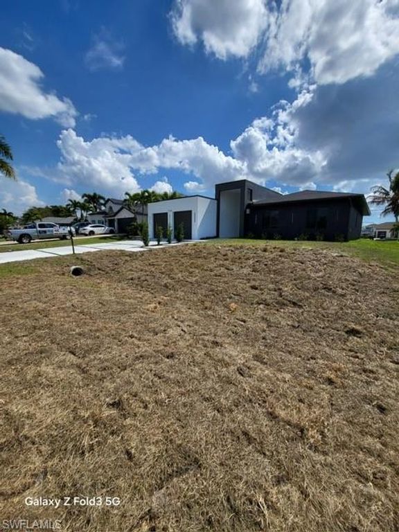 Image 7 of property listing at 2700 Embers TER, Cape Coral, FL 33991