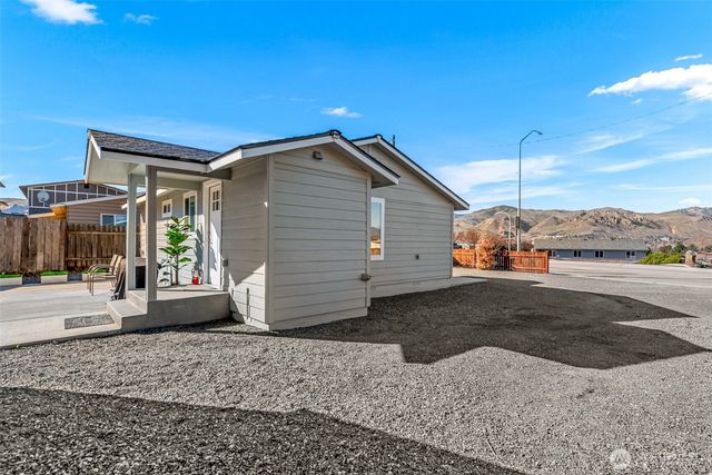 325 Eastmont Ave, East Wenatchee, WA 98802