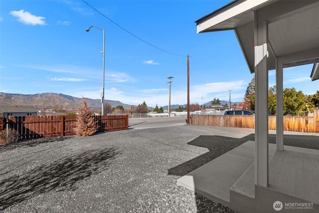 325 Eastmont Ave, East Wenatchee, WA 98802