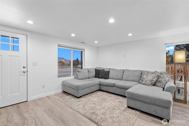 325 Eastmont Ave, East Wenatchee, WA 98802