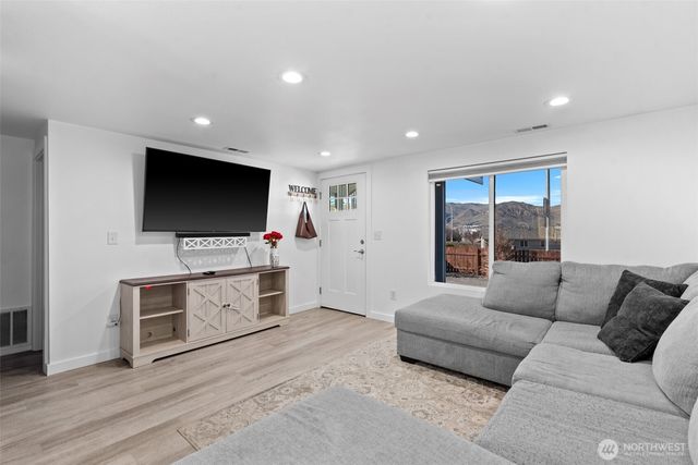 325 Eastmont Ave, East Wenatchee, WA 98802