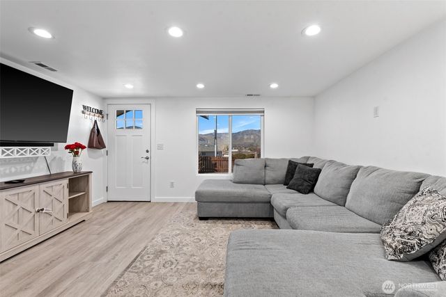 325 Eastmont Ave, East Wenatchee, WA 98802