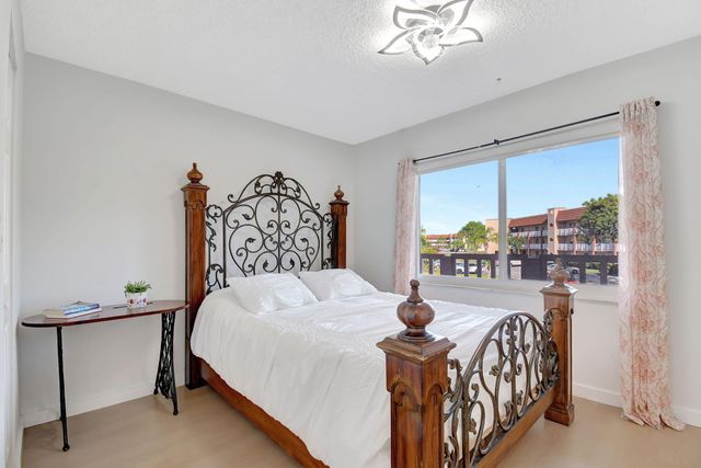 9261 Sunrise Lakes Boulevard 210, Sunrise, FL 33322