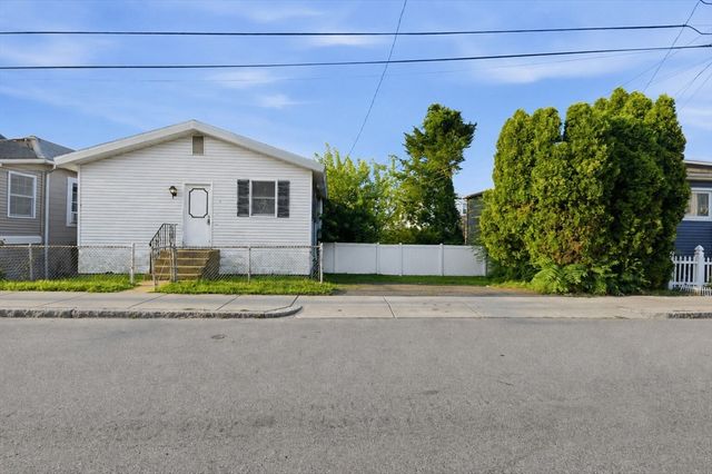 66 Calumet St, Revere, MA 02151