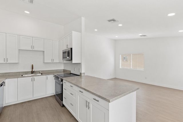 6825 N 81st Lane, Glendale, AZ 85303