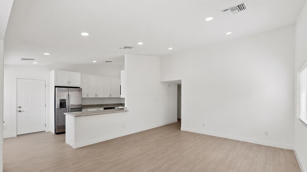 6825 N 81st Lane, Glendale, AZ 85303