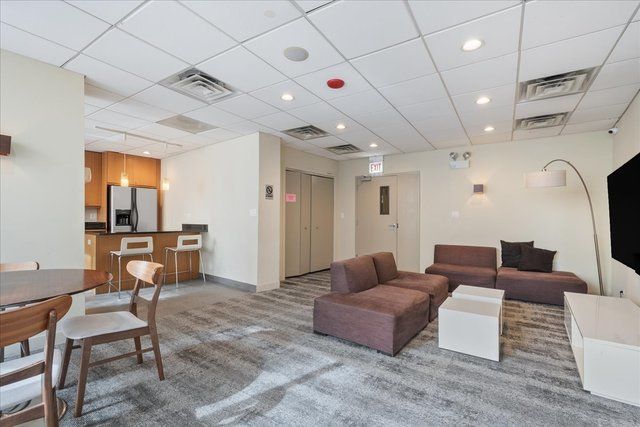 2930 N SHERIDAN Road 2106, Chicago, IL 60657