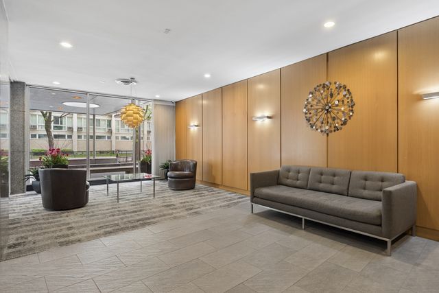2930 N SHERIDAN Road 2106, Chicago, IL 60657