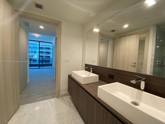 1000 Brickell Plz 3207, Miami, FL 33131