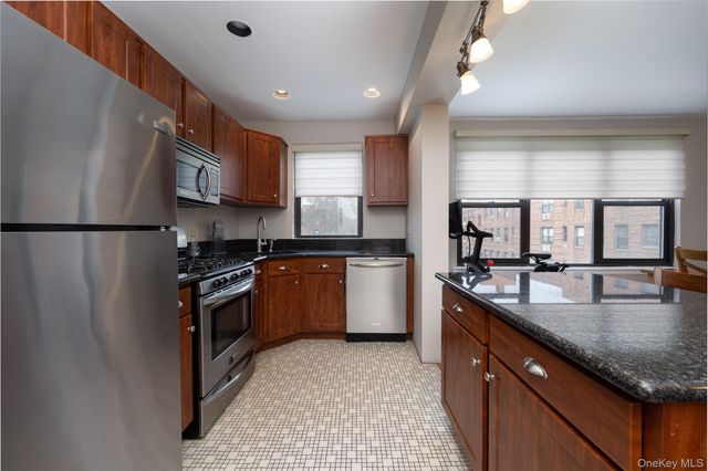 1 Jefferson Avenue A5, Rockville Centre, NY 11570