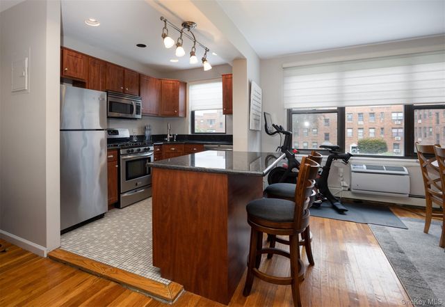 1 Jefferson Avenue A5, Rockville Centre, NY 11570