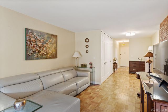 230 Garth Road 7B1, Scarsdale, NY 10583