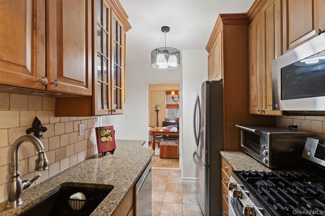 230 Garth Road 7B1, Scarsdale, NY 10583