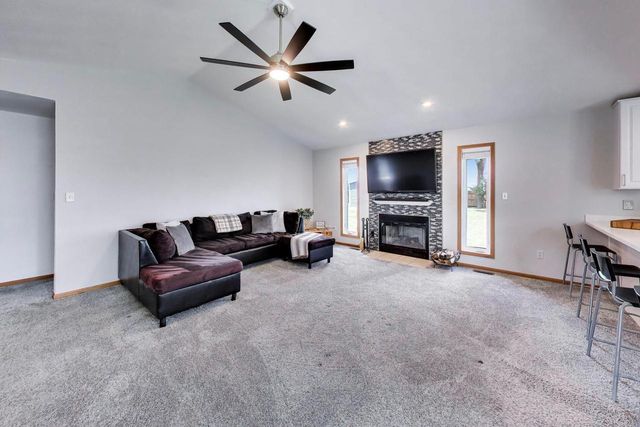528 Valencia DRIVE, Delavan, WI 53115