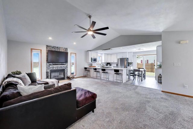 528 Valencia DRIVE, Delavan, WI 53115