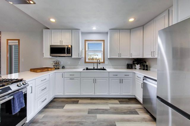 528 Valencia DRIVE, Delavan, WI 53115