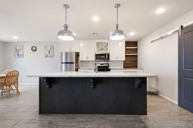 7312 S Indianwood Avenue, Broken Arrow, OK 74011