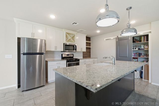 7312 S Indianwood Avenue, Broken Arrow, OK 74011