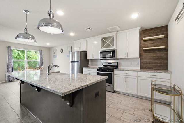 7312 S Indianwood Avenue, Broken Arrow, OK 74011