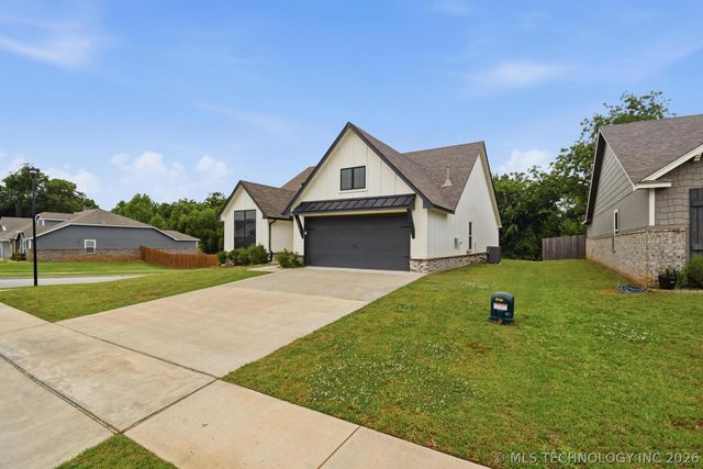 7312 S Indianwood Avenue, Broken Arrow, OK 74011